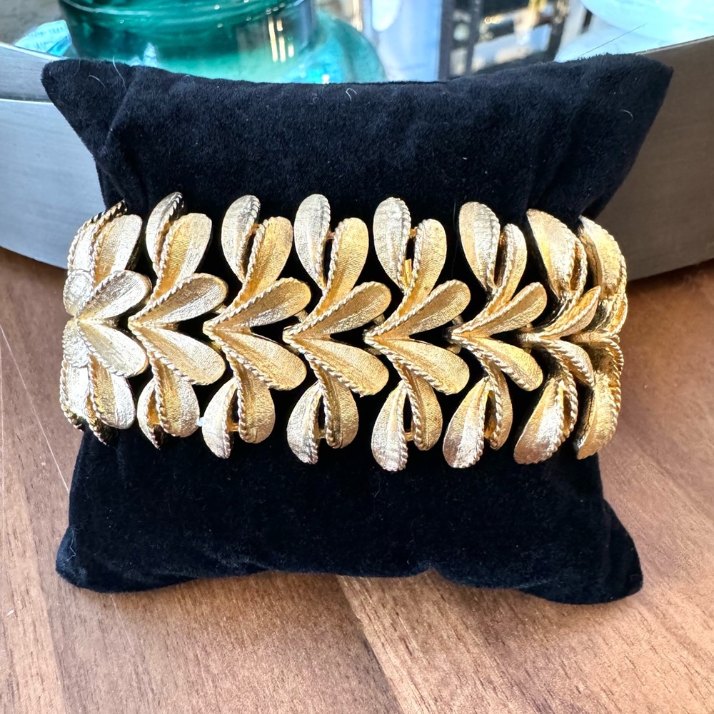 Vintage Gold Leaf Petals Clasp Bracelet - Picture 2 of 9
